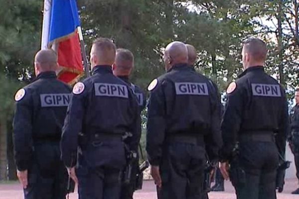 GIPN GIPN de dos au garde à vous