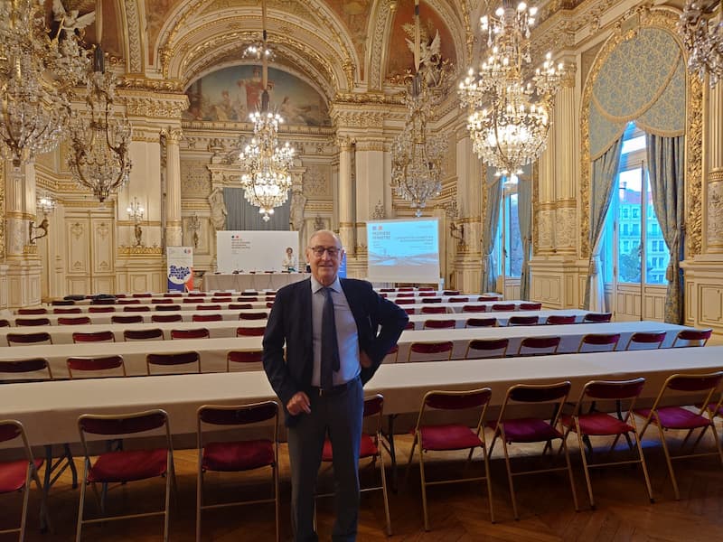 Patrick Aujogue dans une salle de conférence